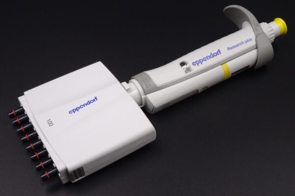 Eppendorf Research Plus 100 | 10-100uL | 8-MultiChannel Manual Pipette